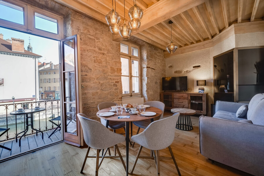 airbnb_relookea_3B Une chambre avec un lit double, un paravent tressé en tête de lit et de la décoration en bois après un home staging