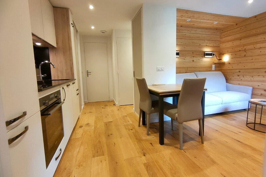 airbnb_relookea_3B Une chambre avec un lit double, un paravent tressé en tête de lit et de la décoration en bois après un home staging