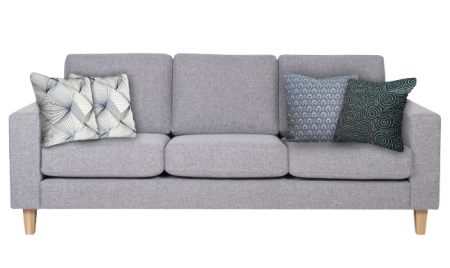 Un canapé trois place gris avec des coussins