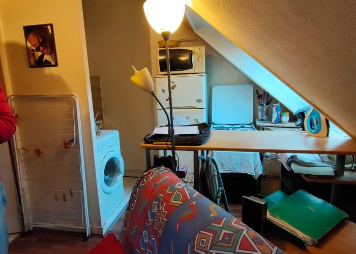 renovation-amenagement-comble-avant Un appartement sous les combles avec salon et coin cuisine avant home staging