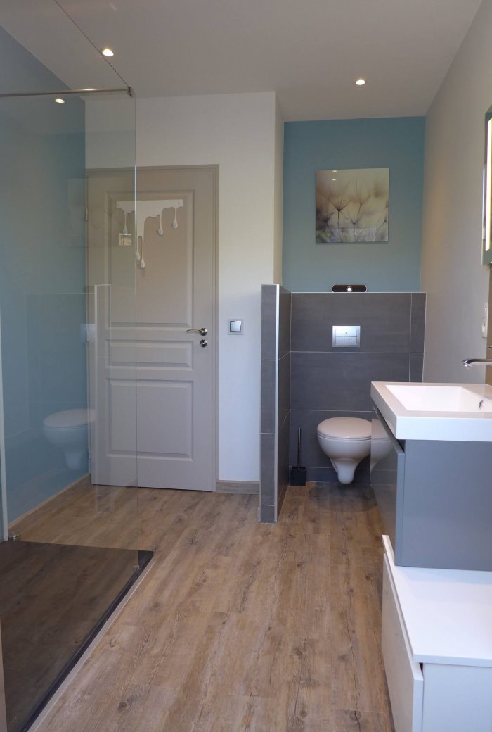 renovation-toilettes-apres Une salle de bain blanche et bleu ciel avec toilette après une rénovation