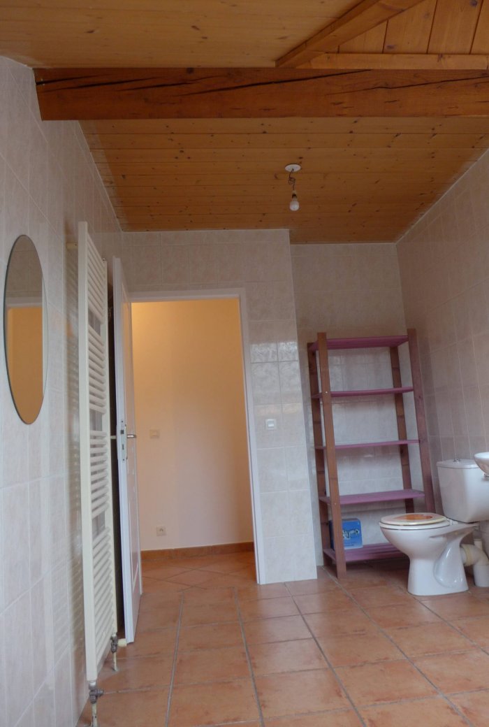 renovation-toilettes-avant Une salle de bain avec toilette en carrelage brun au sol et blanc au mur avant rénovation